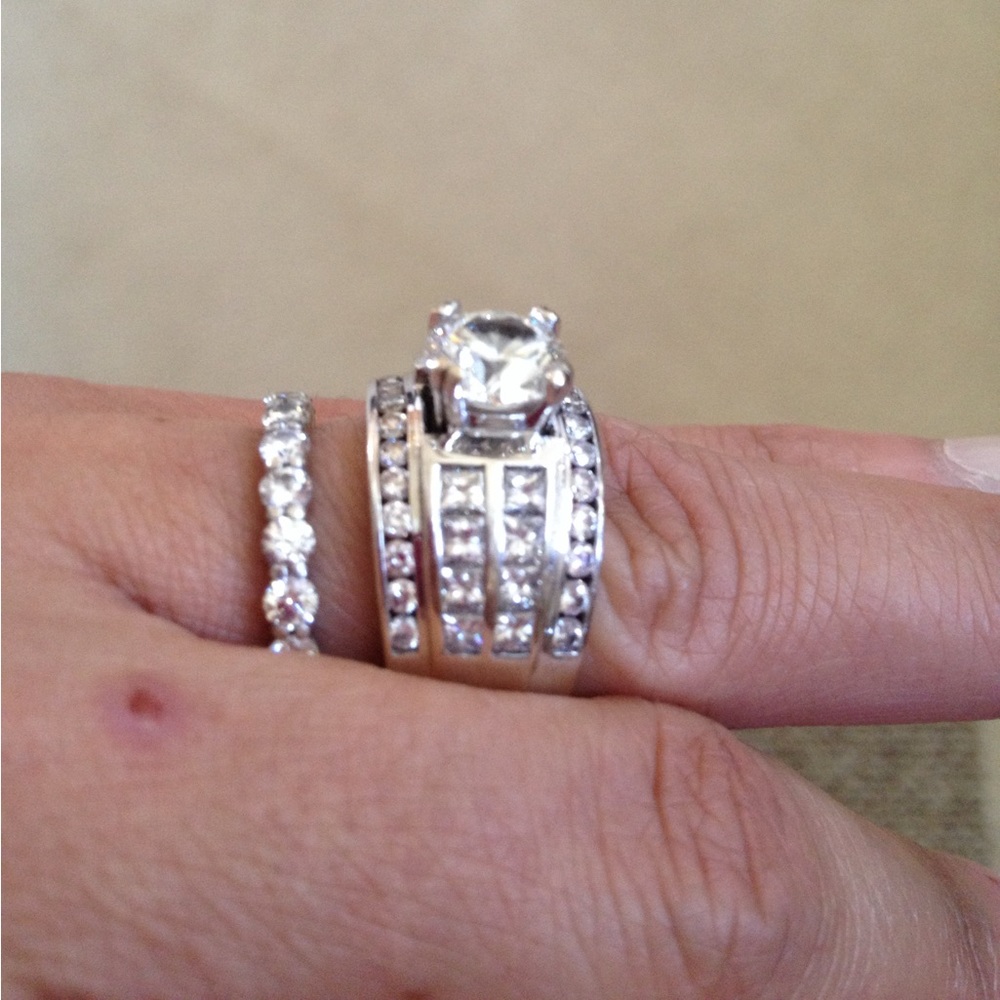 Women’s beautiful natural Diamond Wedding ring w/appraisal
